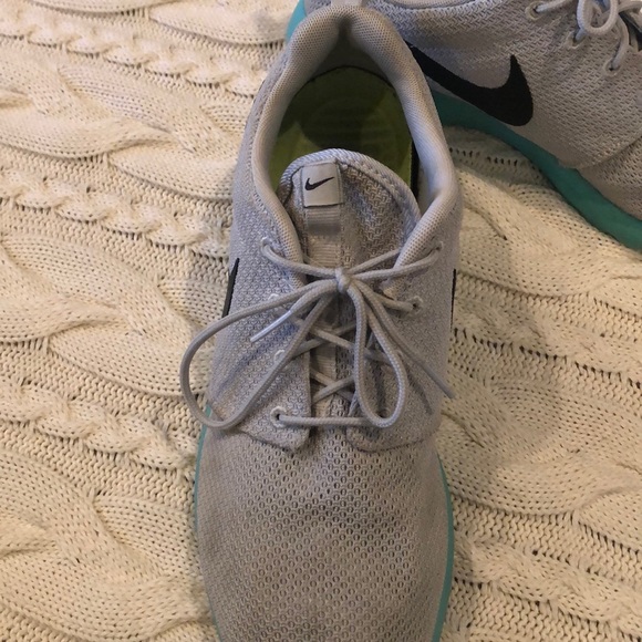 Nike Roshe One Shoes - Picture 2 of 6